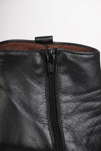 Botas - Second Image