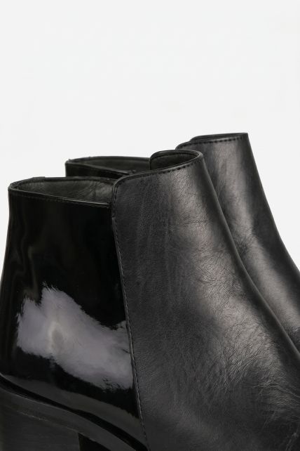 Botas - Second Image