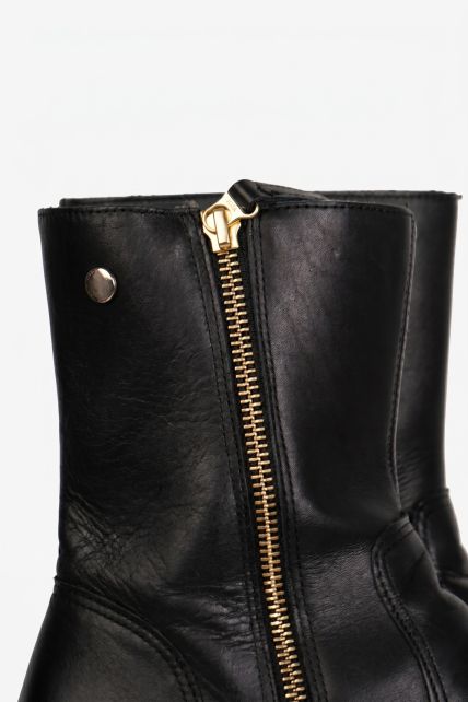 Botas - Second Image