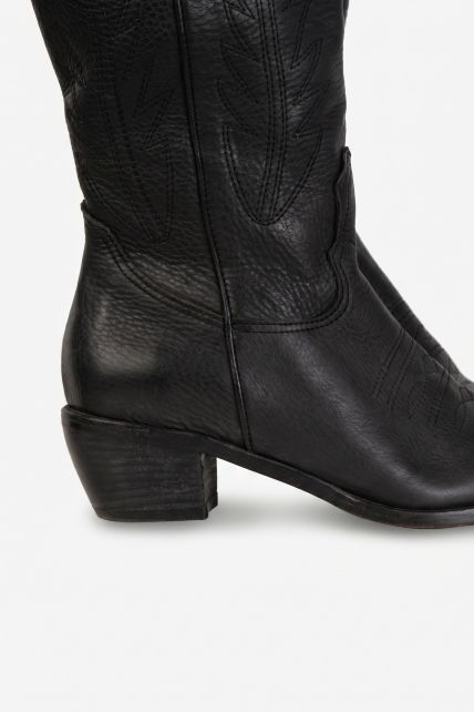Botas - Second Image